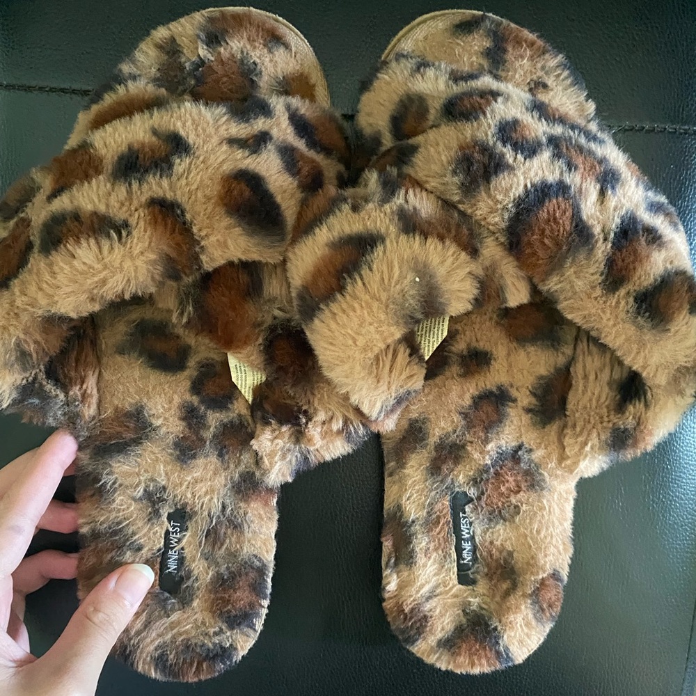 Super cute leopard print slippers! Worn for around the house!🌺